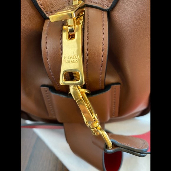 💥HOST PICK💥👜AUTHENTIC PRADA LEATHER HANDBAG 👜 - Picture 5 of 14